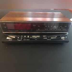 REALISTIC 12-1566 Chronomatic-259 wood grain Alarm Clock Radio vintage